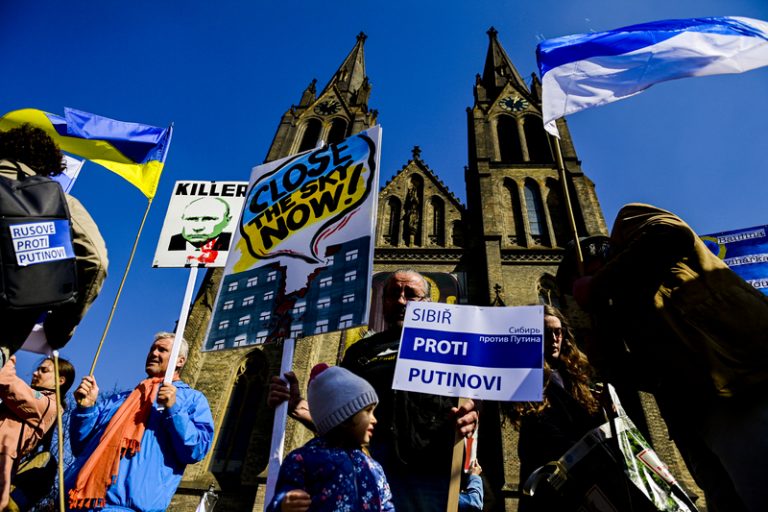 Zpráva: Národnostní menšiny čelí dezinformacím, v některých jsou napjaté vztahy