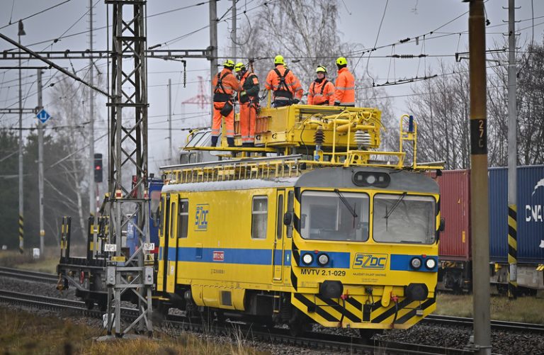 Krádež kabelů omezila provoz vlaků v Praze, zpoždění až 90 minut