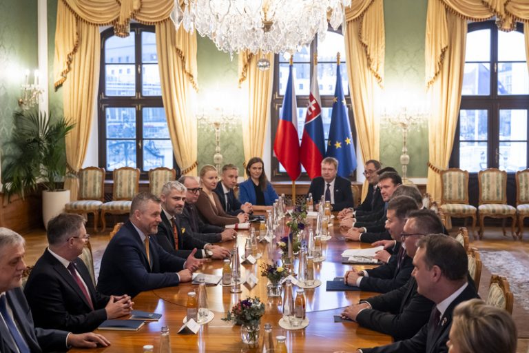 Opozice chystá v reakci na Okamurovu návštěvu Slovenska vlastní cestu