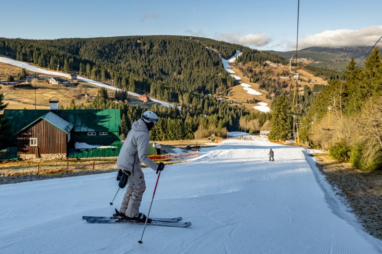 Skiareály v ČR čekají na ochlazení, aby mohly zasněžovat, přírodní sníh chybí