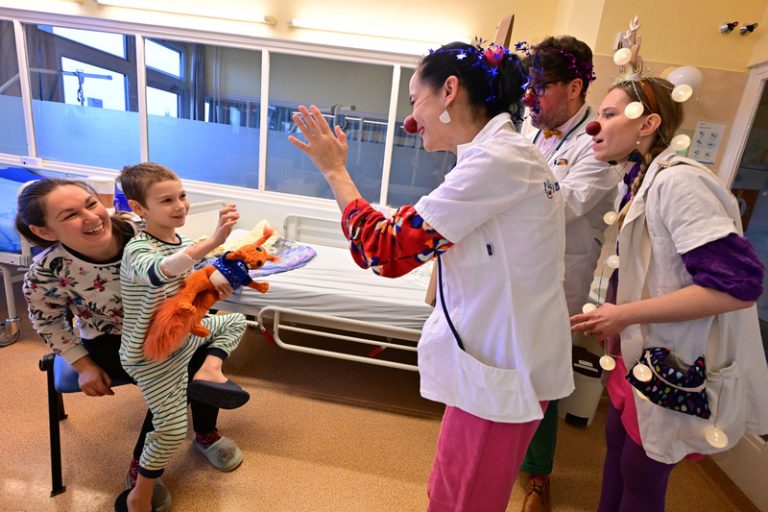 Děti hospitalizované na Štědrý den v brněnské nemocnici rozveselili klauni