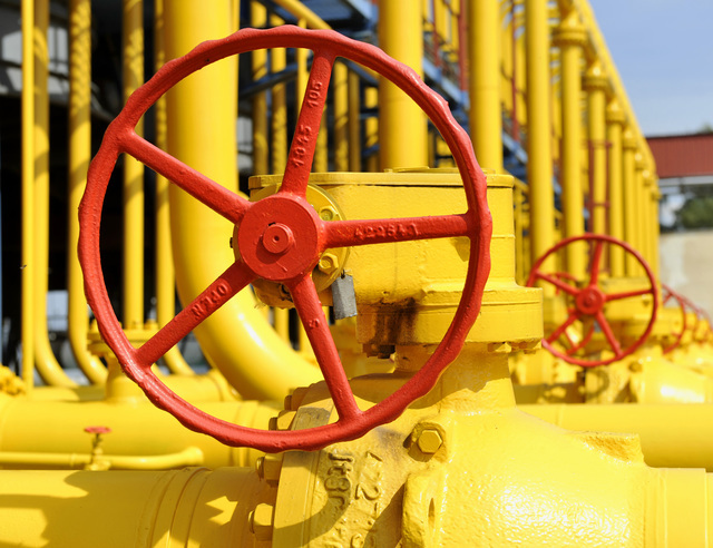 Státy EU schválily zákaz dovozu plynu z Ruska, Maďarsko a Slovensko byly proti