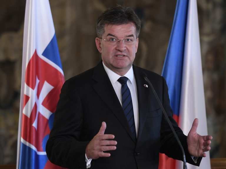 Ficův poradce Lajčák spojovaný médii s Epsteinem končí ve funkci