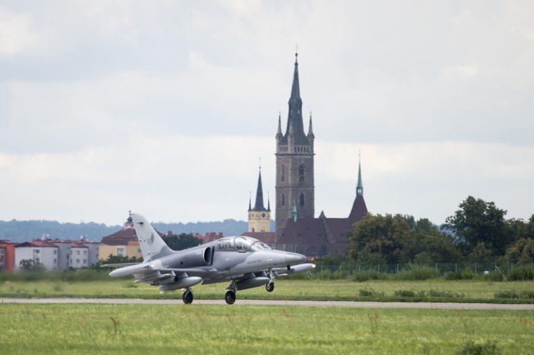 Jurečku mrzí, že minulá vláda nerozhodla o dodání letounů L-159 Ukrajině