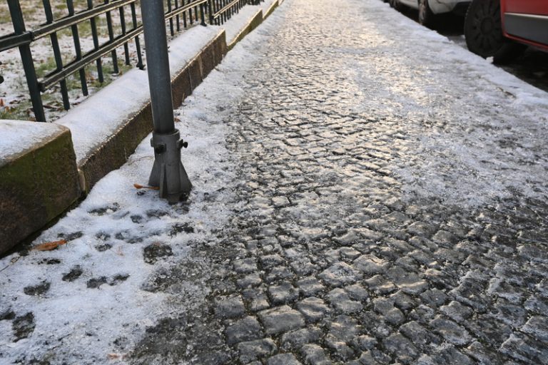 Od pondělí hrozí při mrznoucím dešti tvorba ledovky, lidé by měli být opatrní