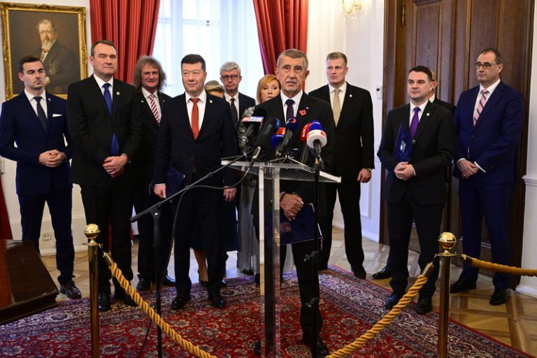 Nevládní organizace: Vládní prohlášení ohrožuje veřejně prospěšné služby