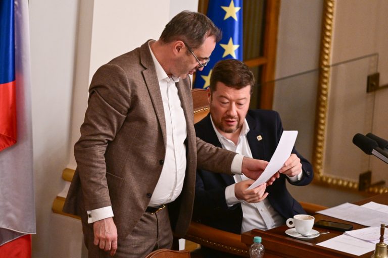 SPD a Motoristé nebudou hlasovat pro vydání Babiše a Okamury ke stíhání