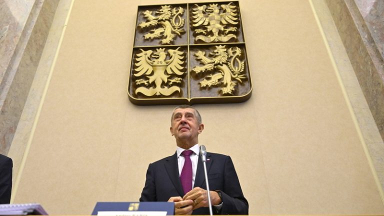 Opoziční senátoři vyzvali Babiše, aby dal Okamurovi najevo, že škodí Česku