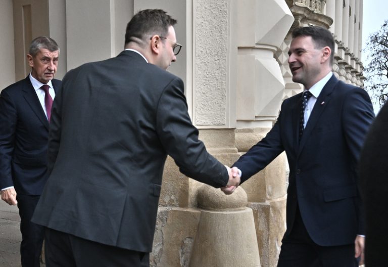 Lipavský zkritizoval Macinku za seškrtání podpory mj. lidských práv v zahraničí