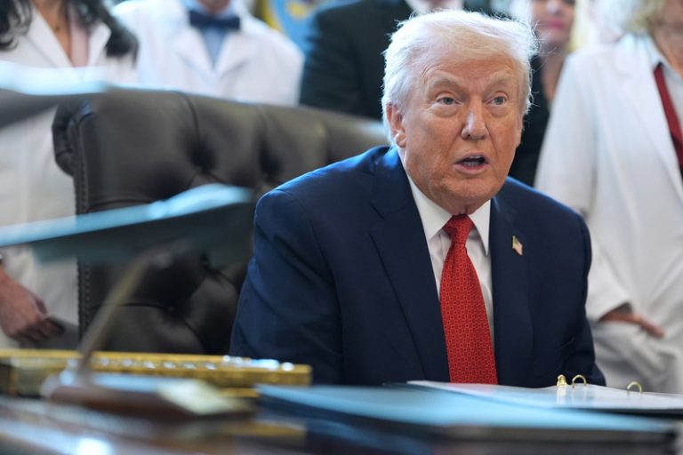 Trump chce Grónsko koupit, nyní tam neplánuje vojenskou invazi, řekl Rubio