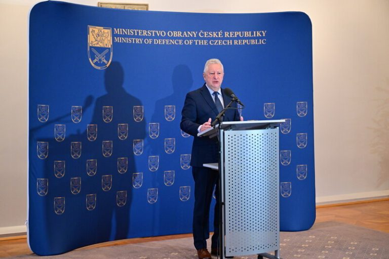 Česko bude dál působit v uskupení NATO na Slovensku, řekl ministr obrany Zůna