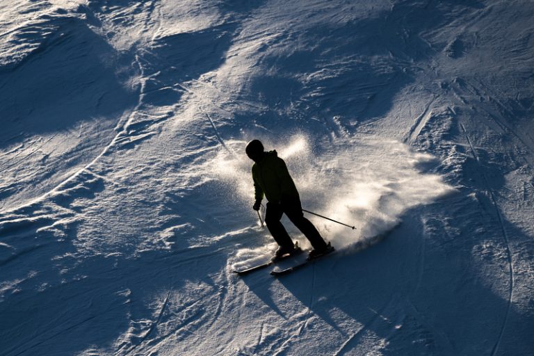 V hradeckém kraji o víkendu lyžovaly tisíce lidí, na sjezdovkách je až metr sněhu