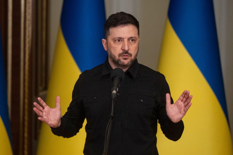 Na jednání s Ruskem a USA v Abú Zabí se bude mluvit o území, řekl Zelenskyj