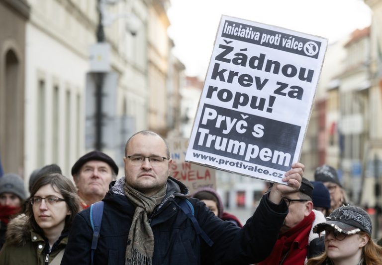 Asi 50 lidí protestovalo v Praze před ambasádou USA proti útoku na Venezuelu