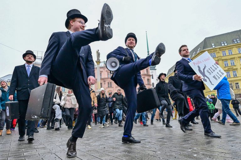 Brnem prošli milovníci humoru skupiny Monty Python, předváděli švihlou chůzi