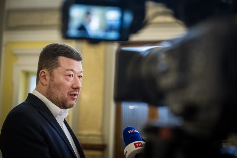 Okamura odstranil ze své sněmovní kanceláře vlajku Evropské unie