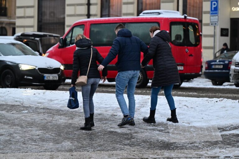 Ledovka omezila provoz v ČR, přibylo dopravních nehod i úrazů