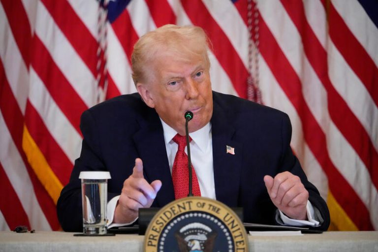 Trump pohrozil uvalením cel na země, které nepodpoří jeho plán převzít Grónsko