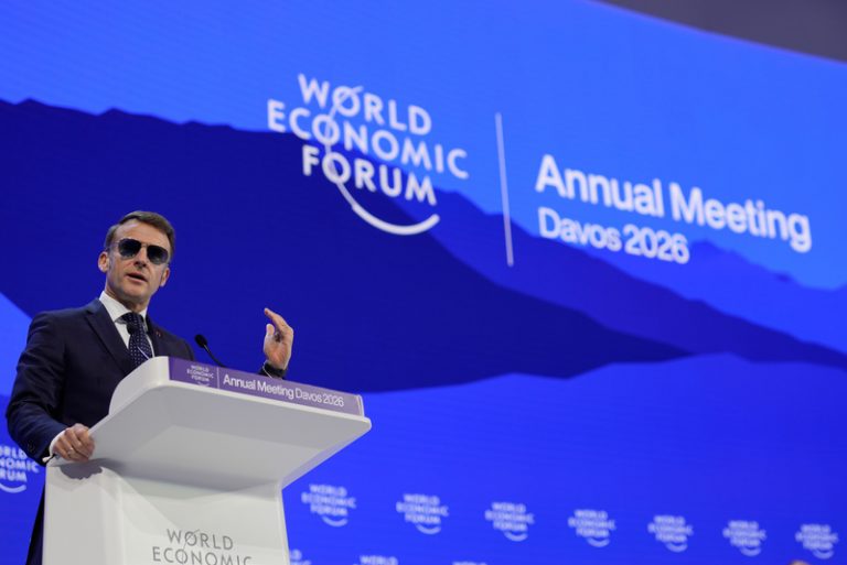 Macron kritizoval americké kroky, s Trumpem se v Davosu nechystá sejít