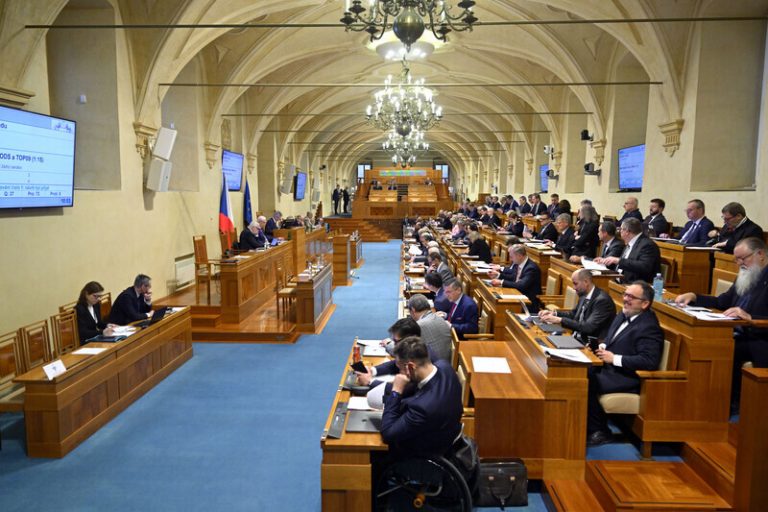 Senát podpořil vládu v krocích na podporu Ukrajiny, odmítl výroky šéfa SPD