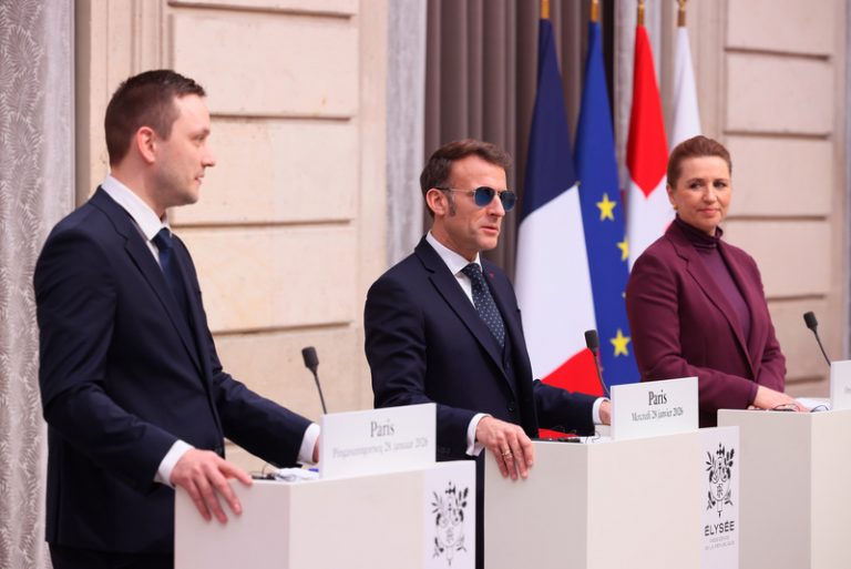 Francie bude stát při Dánsku a Grónsku, je to budíček pro Evropu, řekl Macron