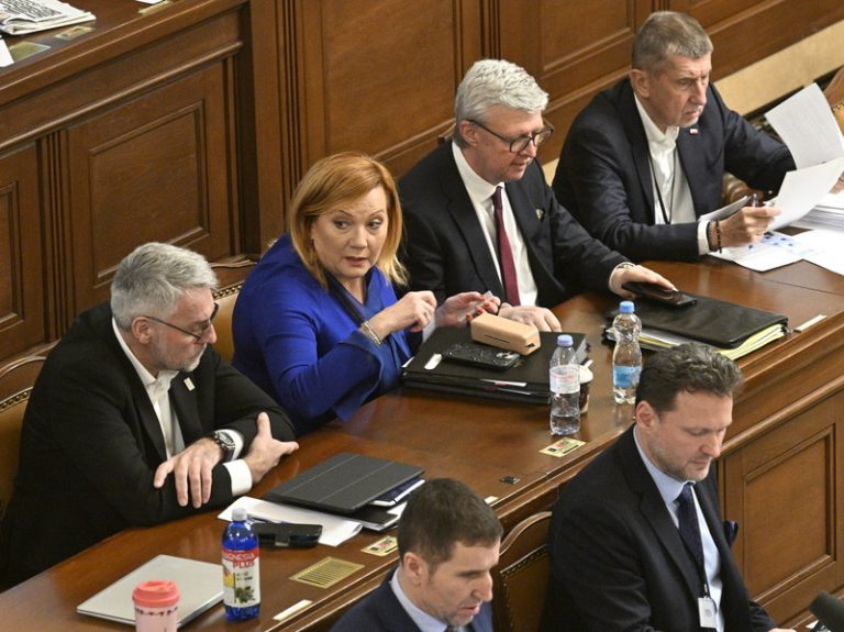 Sněmovna v prvním kole podpořila změnu pravidel pro státní úředníky