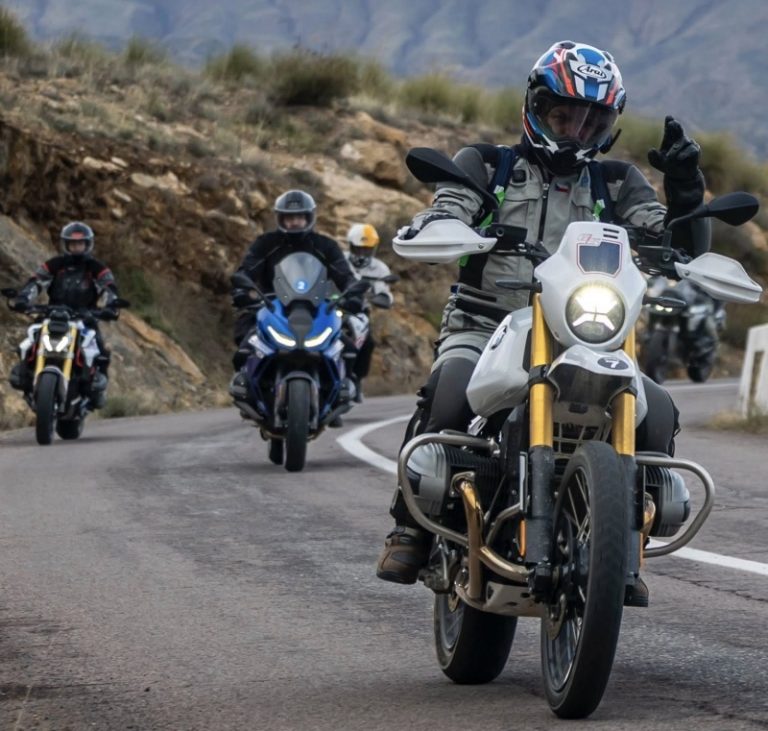 Prezident Pavel je na dovolené ve Španělsku, jezdí tam na motorce