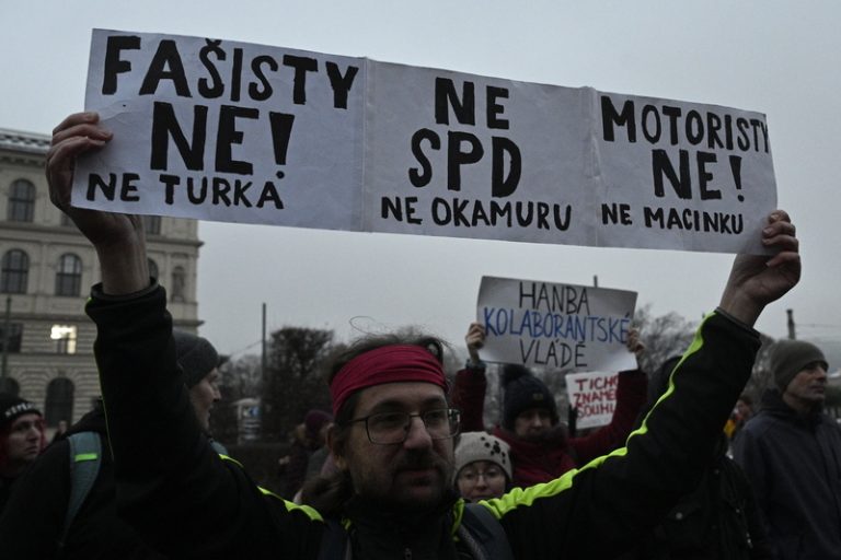 Desítky lidí v Praze protestovaly proti normalizaci násilí
