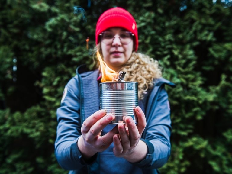 Dílna na výrobu svíček pro Ukrajinu přilákala v Brně desítky lidí, zájem vzrostl