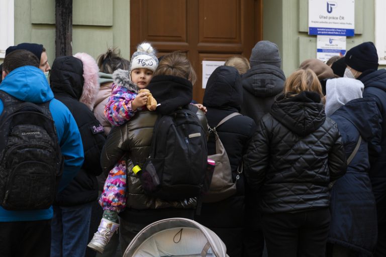 MPSV: ČR loni dala uprchlíkům humanitární dávky za 8,8 mld. Kč, příjemců ubylo