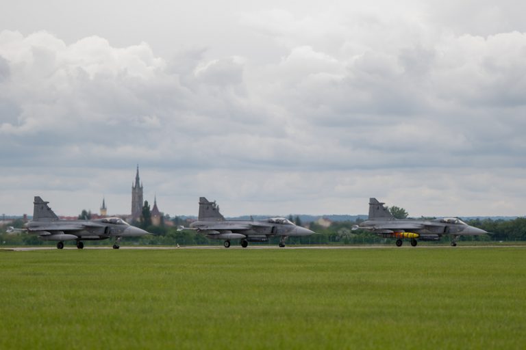 Vláda projedná úpravu superdávky či modernizaci letiště v Čáslavi