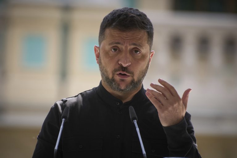 Ve válce s Ruskem padlo 55.000 ukrajinských vojáků, řekl Zelenskyj