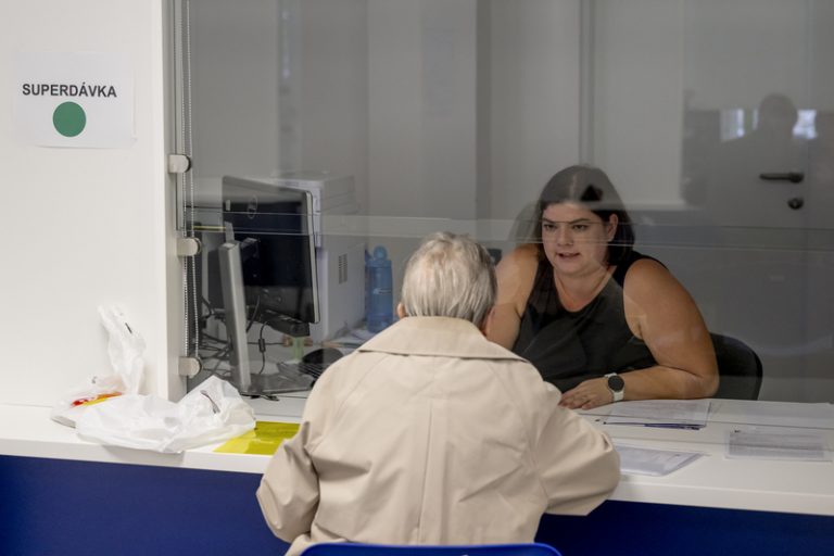 Sněmovna projedná odklad vyplácení superdávky dosavadním příjemcům podpor