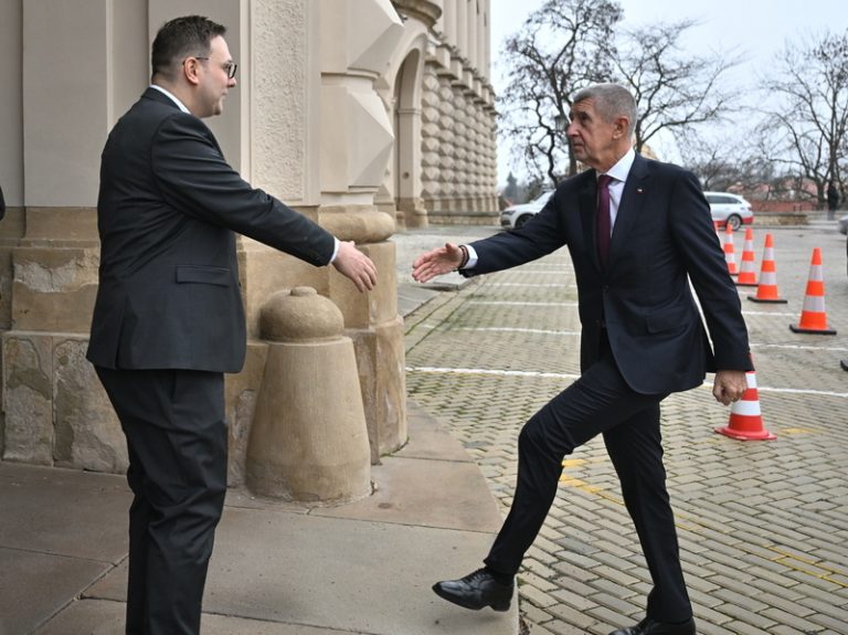 Lipavský interpeluje Babiše kvůli možným Epsteinovým vazbám na Česko