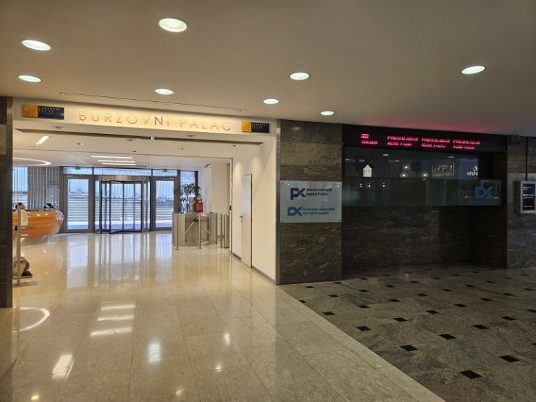 Pražská burza poprvé překonala hranici 2800 bodu, koruna oslabila