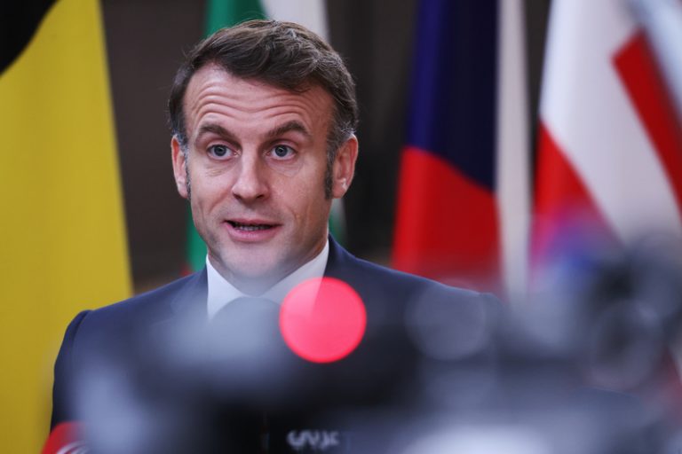 EU čelí každý den a týden novým hrozbám, z USA přichází agrese, řekl Macron