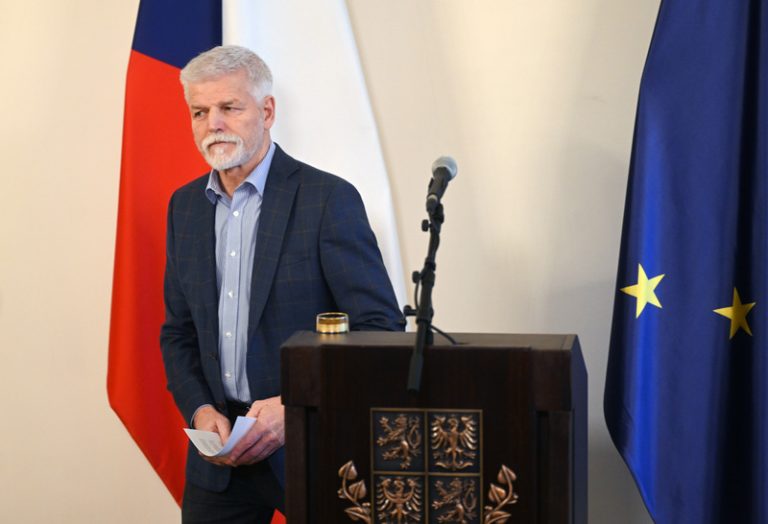 Pavel by měl jít na policii podat vysvětlení kvůli Macinkovým textovkám