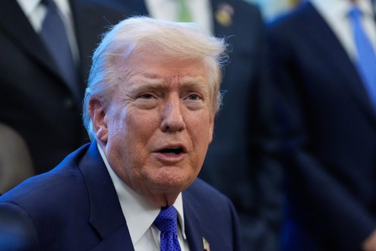 Trump podepsal nové desetiprocentní clo, platit by mělo od úterý