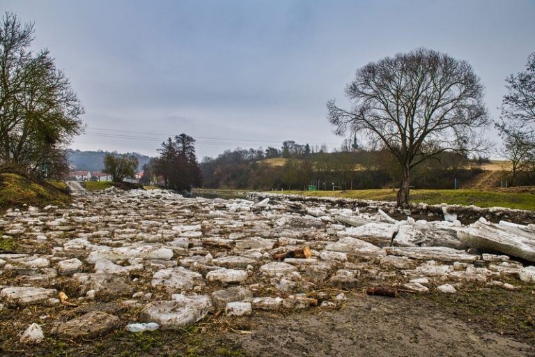 Led hrozil zvýšením hladiny na Oslavě u Oslavan na Brněnsku, kry rozbíjely bagry