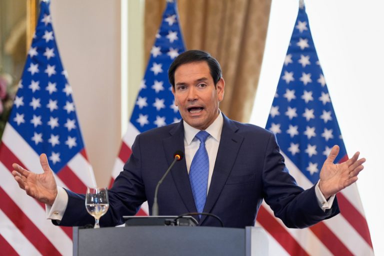 Rubio: USA neodcházejí z NATO, možná ale budou přesouvat vojáky