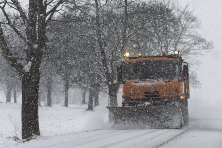 Sníh ráno zastavil provoz na D1, problémy jsou i na dalších silnicích v ČR