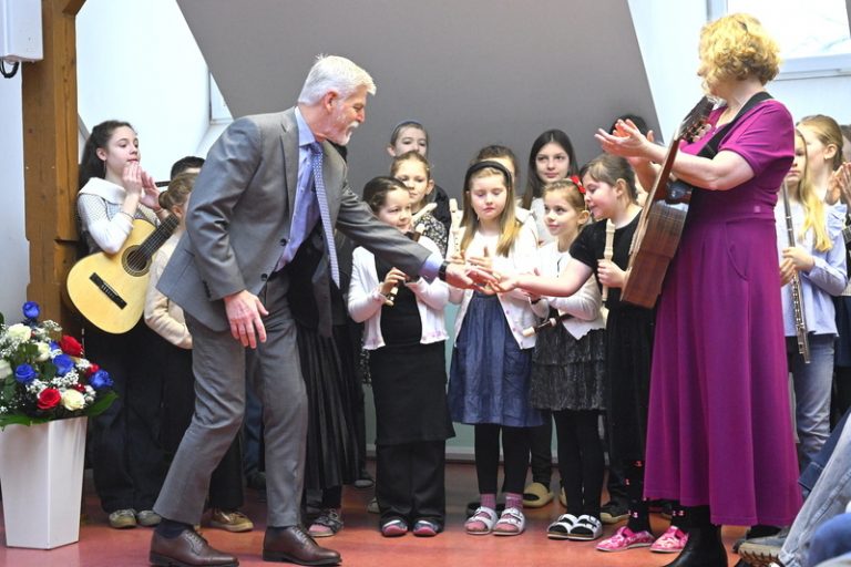 Prezident Pavel se kloní k zákazu sociálních sítí pro děti do 15 let