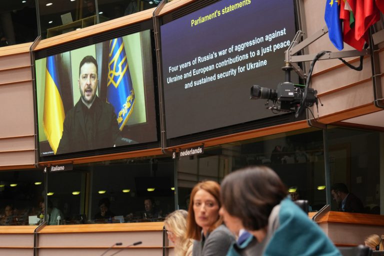 Kdo podporuje Putina, volí válku, řekl Zelenskyj europoslancům