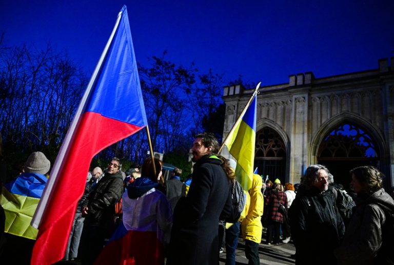 Dvě stovky lidí protestovaly před ruskou ambasádou