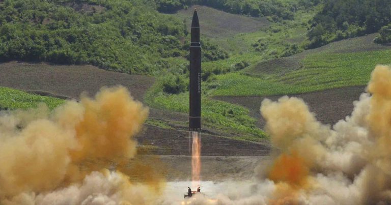 Moskva znovu vytahuje „špinavou bombu“. Starý scénář ve chvíli, kdy Evropa řeší vlastní bezpečnost