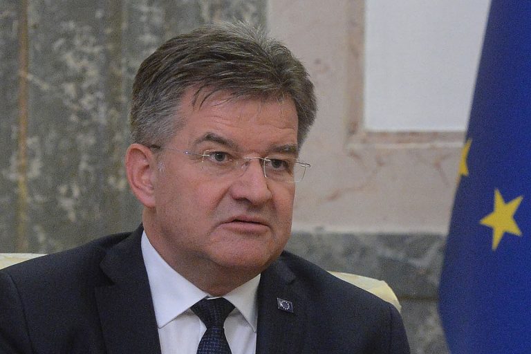 Když e-maily nestačí vysvětlit: aféra Lajčák jako varování pro střední Evropu