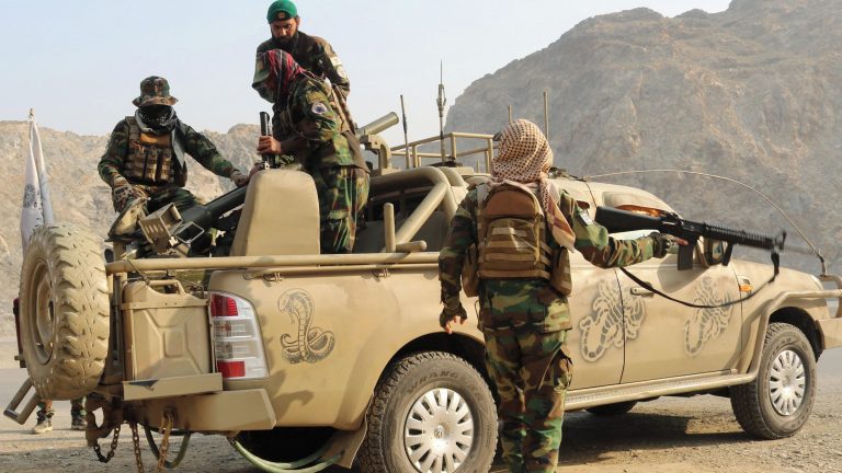 Pákistán návrat Tálibánu vítal. Teď mu vyhlásil válku a útočí na centra moci