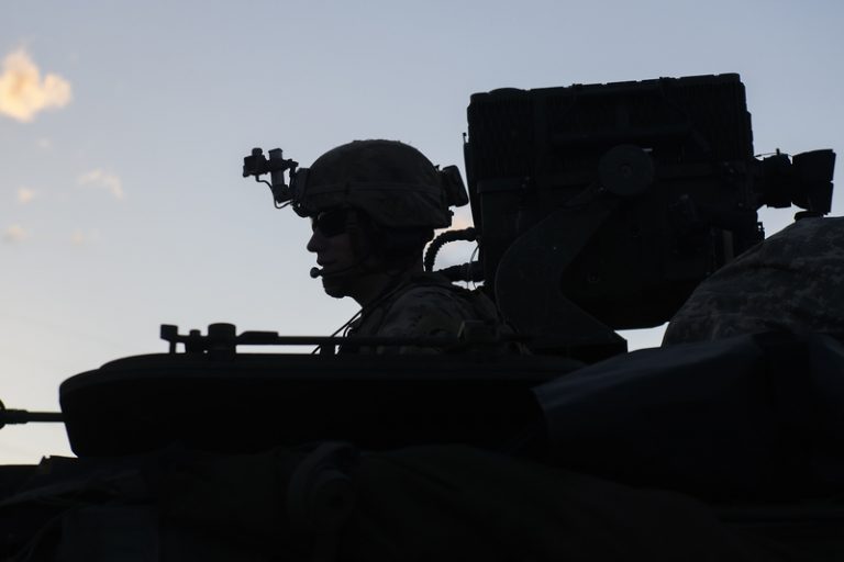 Írán je připraven na pozemní útok USA, řekl předseda íránského parlamentu