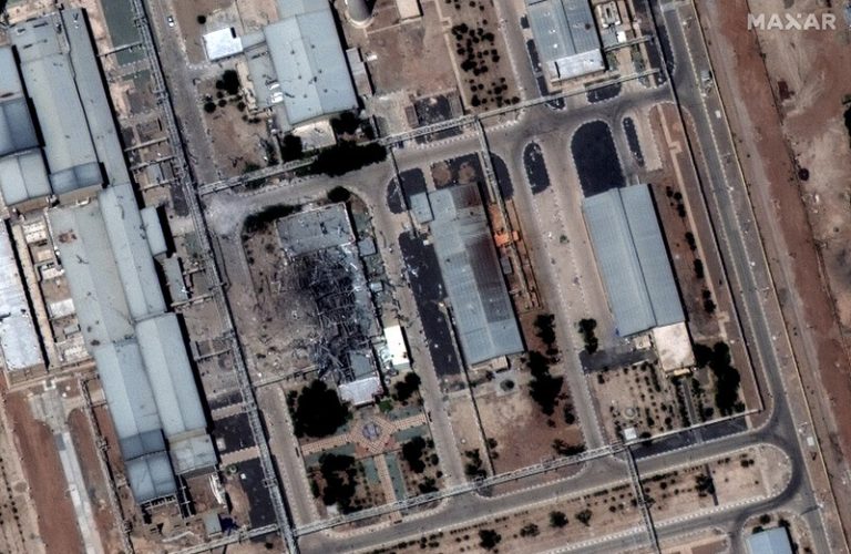 Údery v Isfahánu způsobily masivní explozi, Írán zasáhl tanker v Dubaji