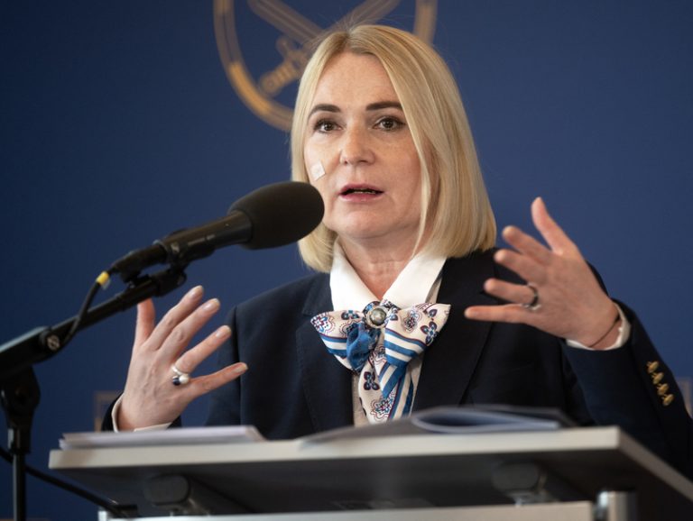 Sněmovna potvrdila Černochovou a Vlčka ve funkcích předsedů výborů